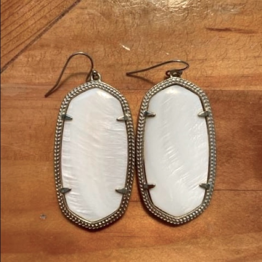Kendra Scott GUC White Danielle's Gold Plated
Hardware